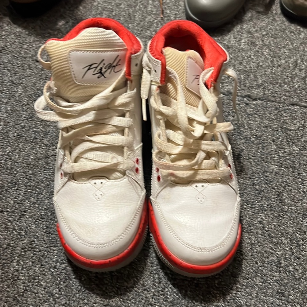 I sell this shoe is size 5 for men 7 for women Jordan never I use .